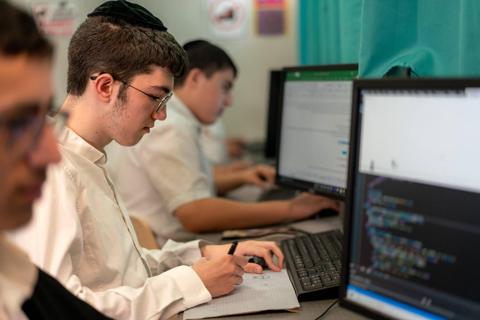 תלמידים בשיעור תכנות